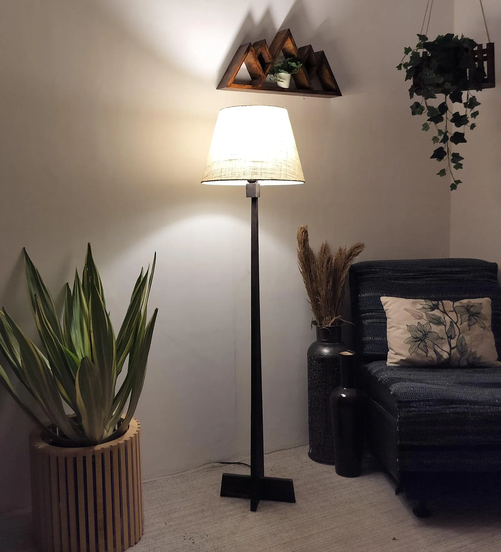 Modern Pinewood Trigo Floor Lamp – Elegant Conical Design