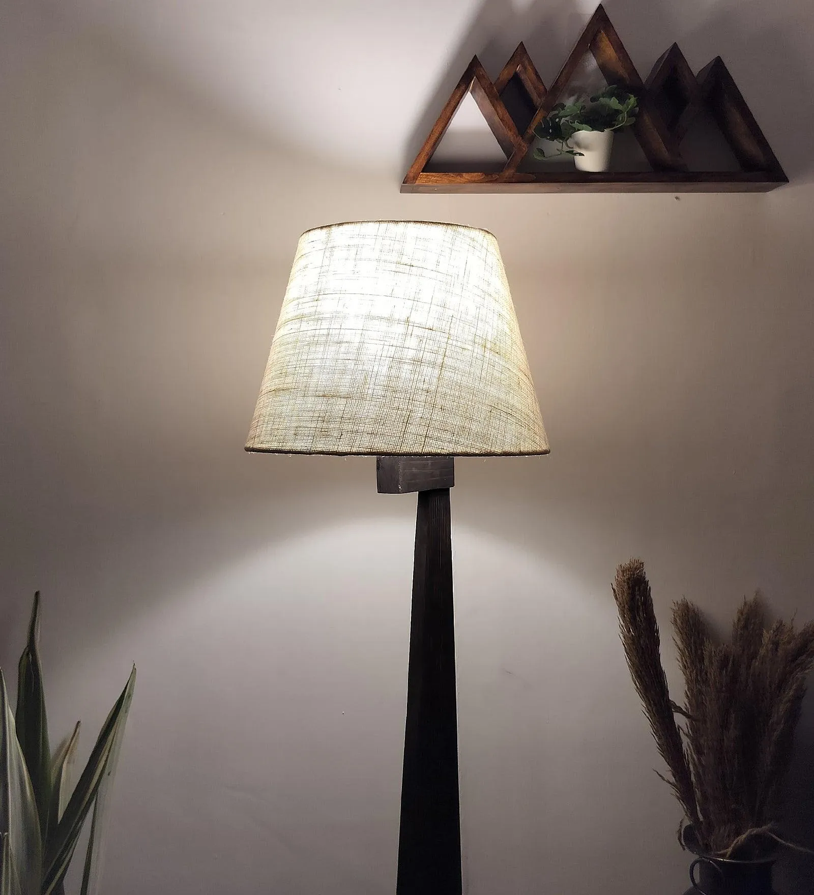 Modern Pinewood Trigo Floor Lamp – Elegant Conical Design