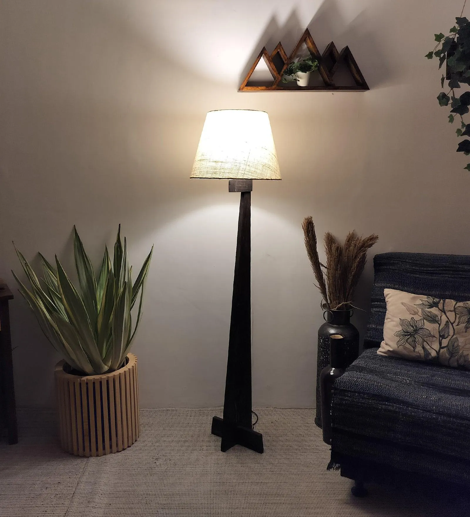 Modern Pinewood Trigo Floor Lamp – Elegant Conical Design