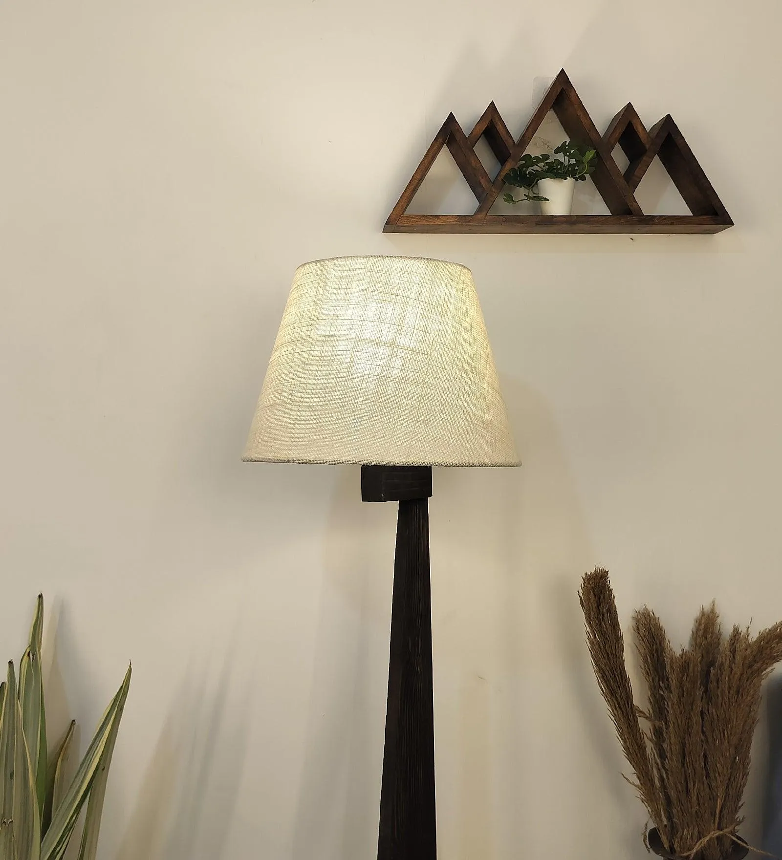 Modern Pinewood Trigo Floor Lamp – Elegant Conical Design