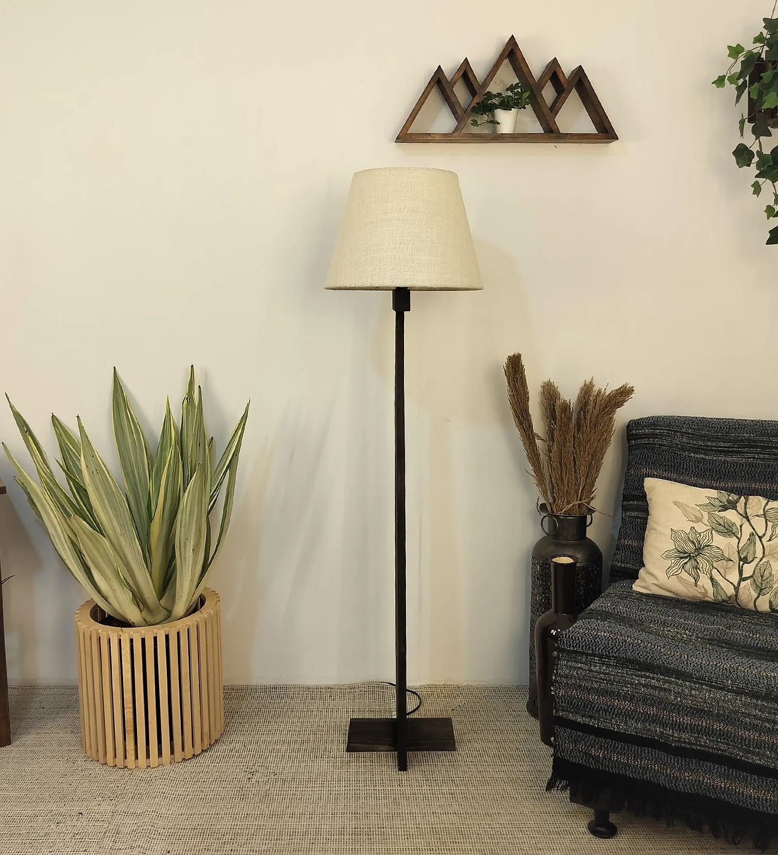 Modern Pinewood Trigo Floor Lamp – Elegant Conical Design