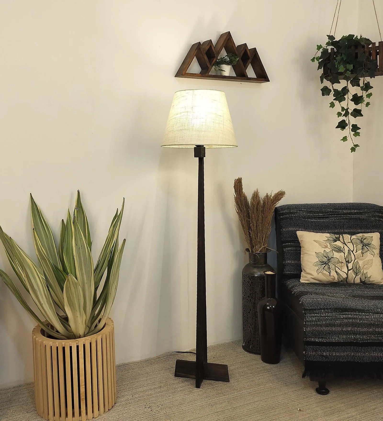 Modern Pinewood Trigo Floor Lamp – Elegant Conical Design